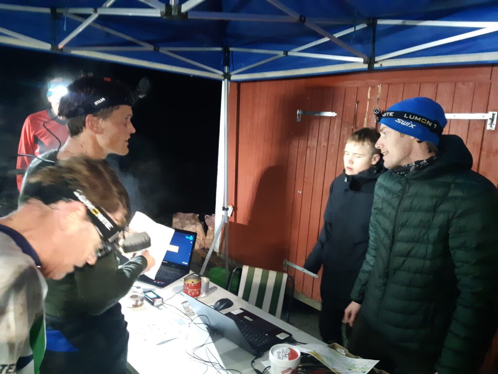 Løypeleggeren får tilbakemelding av deltakerne ved avlesning av brikken i arrangørteltet