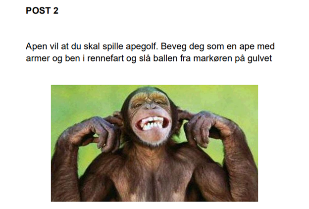 En ape med fingrene i ørene.